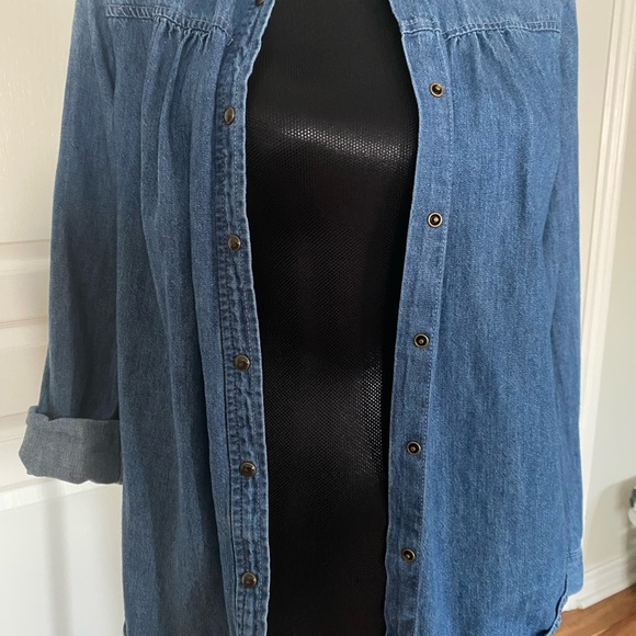 Denim shirt  with embroidered back design. Size extra small - Picture 3 of 4
